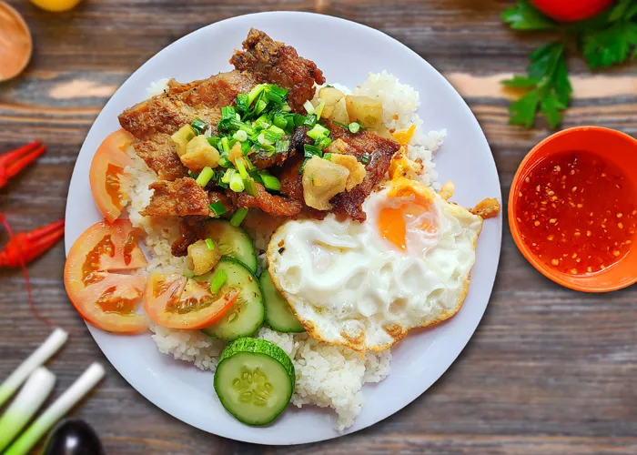 Cơm sườn, bì, chả, trứng